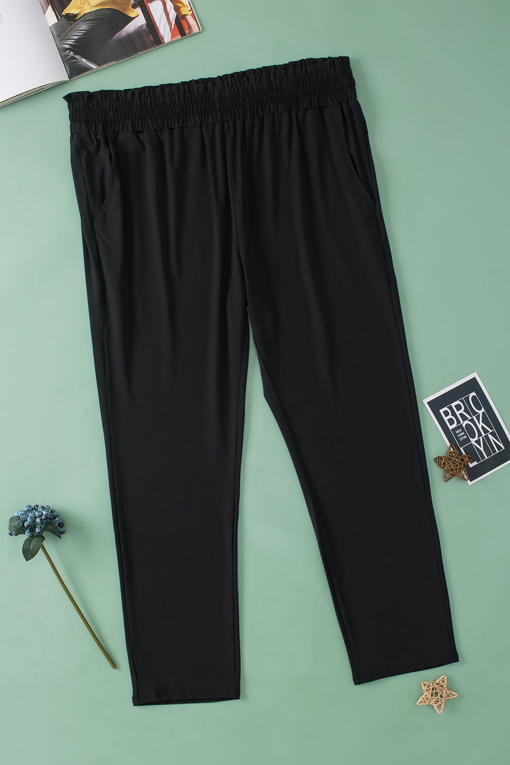 Pantalones suaves con bolsillos y cintura alta con volantes en negro de talla grande