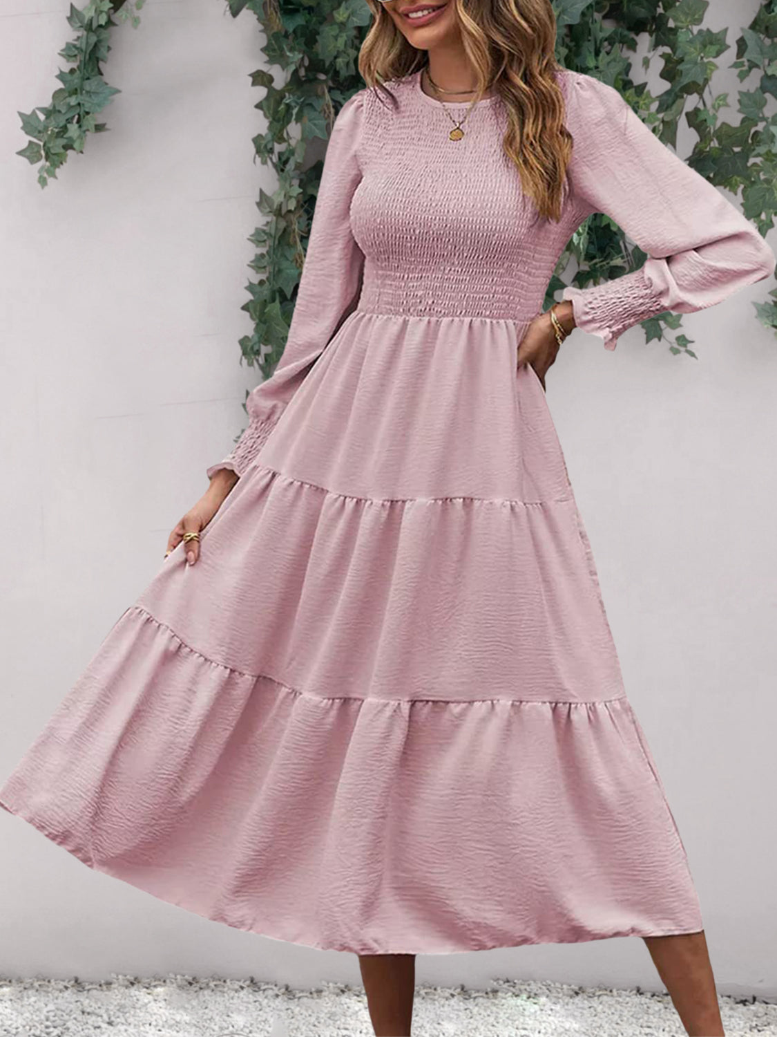 Robe midi smockée à col rond et manches longues