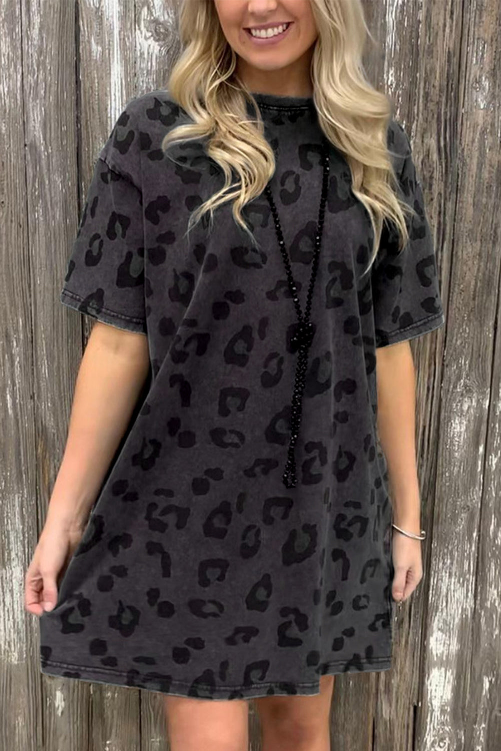 Vestido gris de manga corta con estampado de leopardo informal y bolsillos