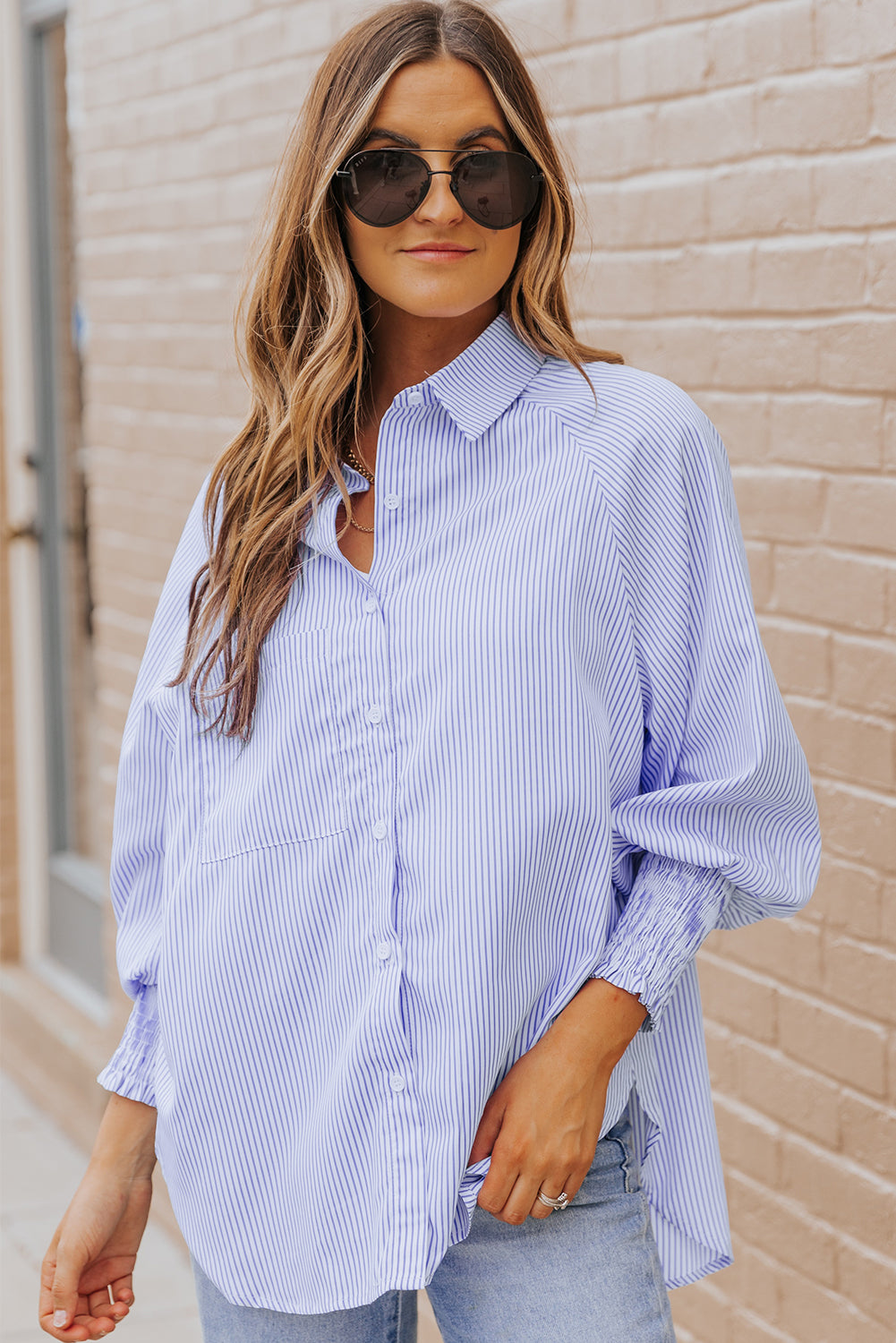 Chemise boyfriend rayée à revers smockés bleu ciel avec poche