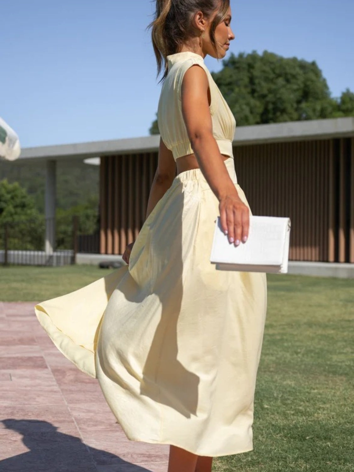 Vestido fruncido sin mangas con cuello simulado y abertura