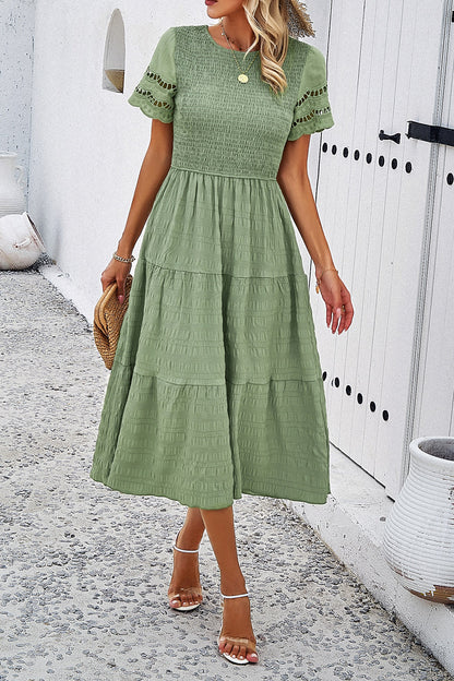 Robe midi smockée à col rond et manches courtes