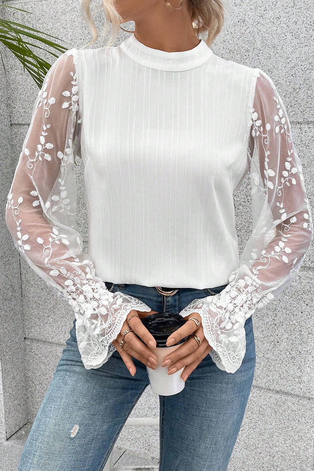 Blouse blanche à col montant et manches en dentelle contrastée texturée