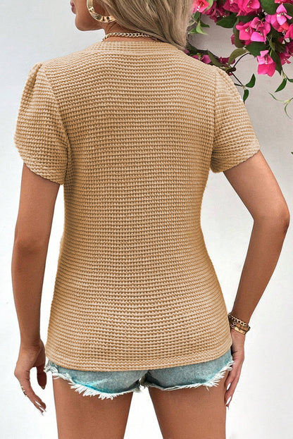 Camiseta de punto tipo gofre con cuello en V y manga de pétalo color camel