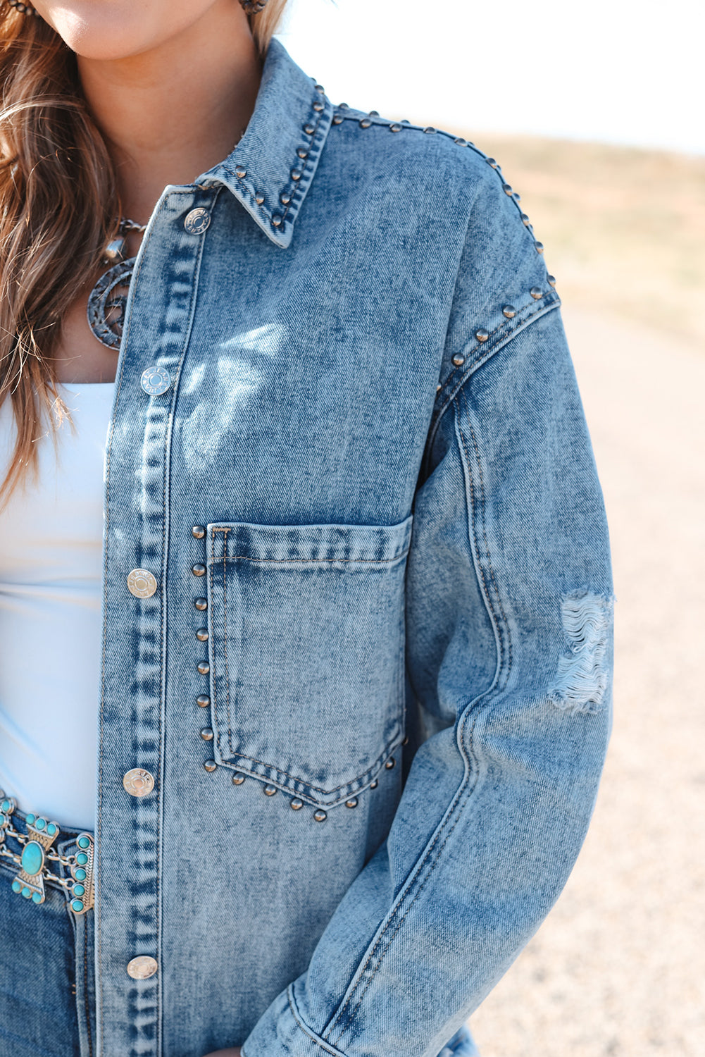 Veste en jean bleu ciel délavée à l'acide cloutée