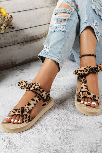 Sandalias de suela gruesa con decoración de lazo y estampado de leopardo marrón