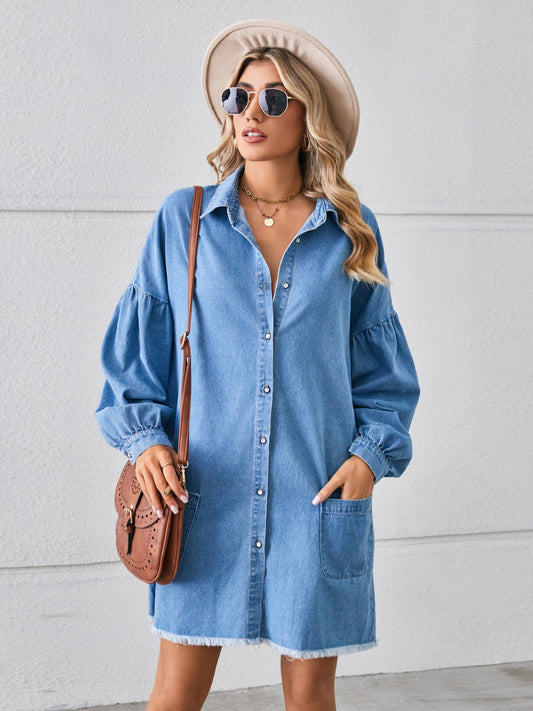 Vestido denim con botones y bolsillos con dobladillo sin rematar