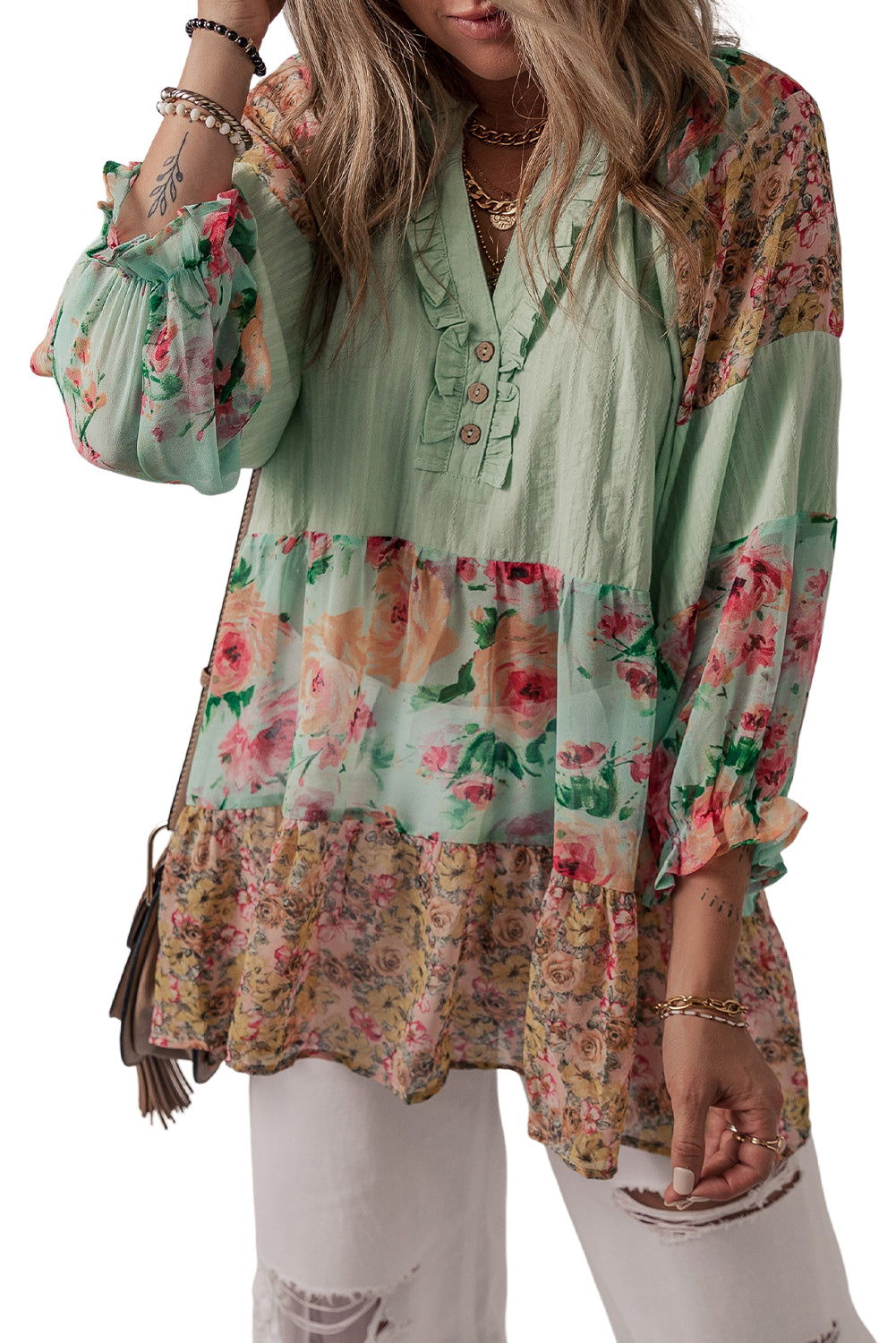 Blusa con estampado floral y cuello dividido con volantes verde