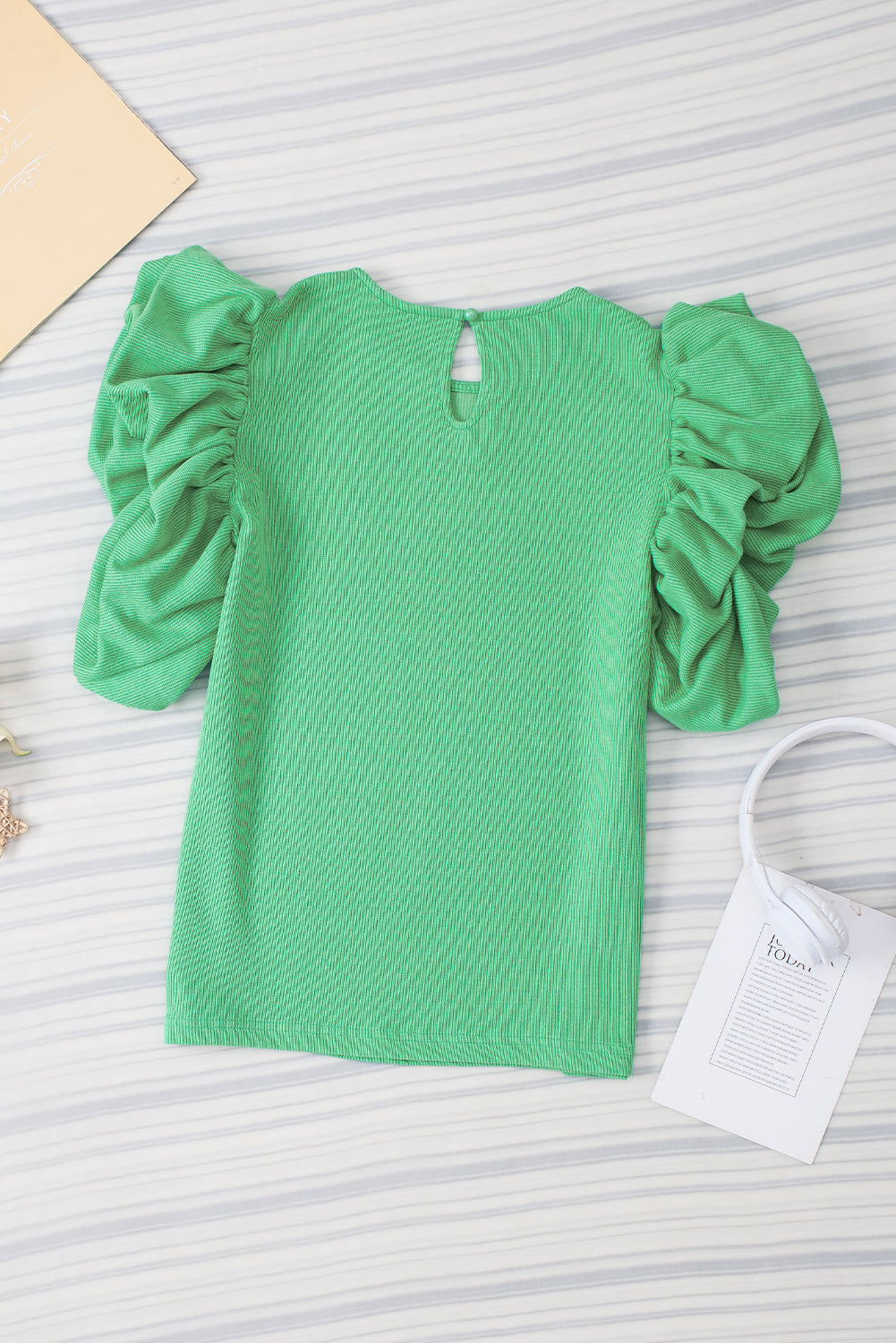 Blusa de punto acanalado con mangas abullonadas y volantes verde