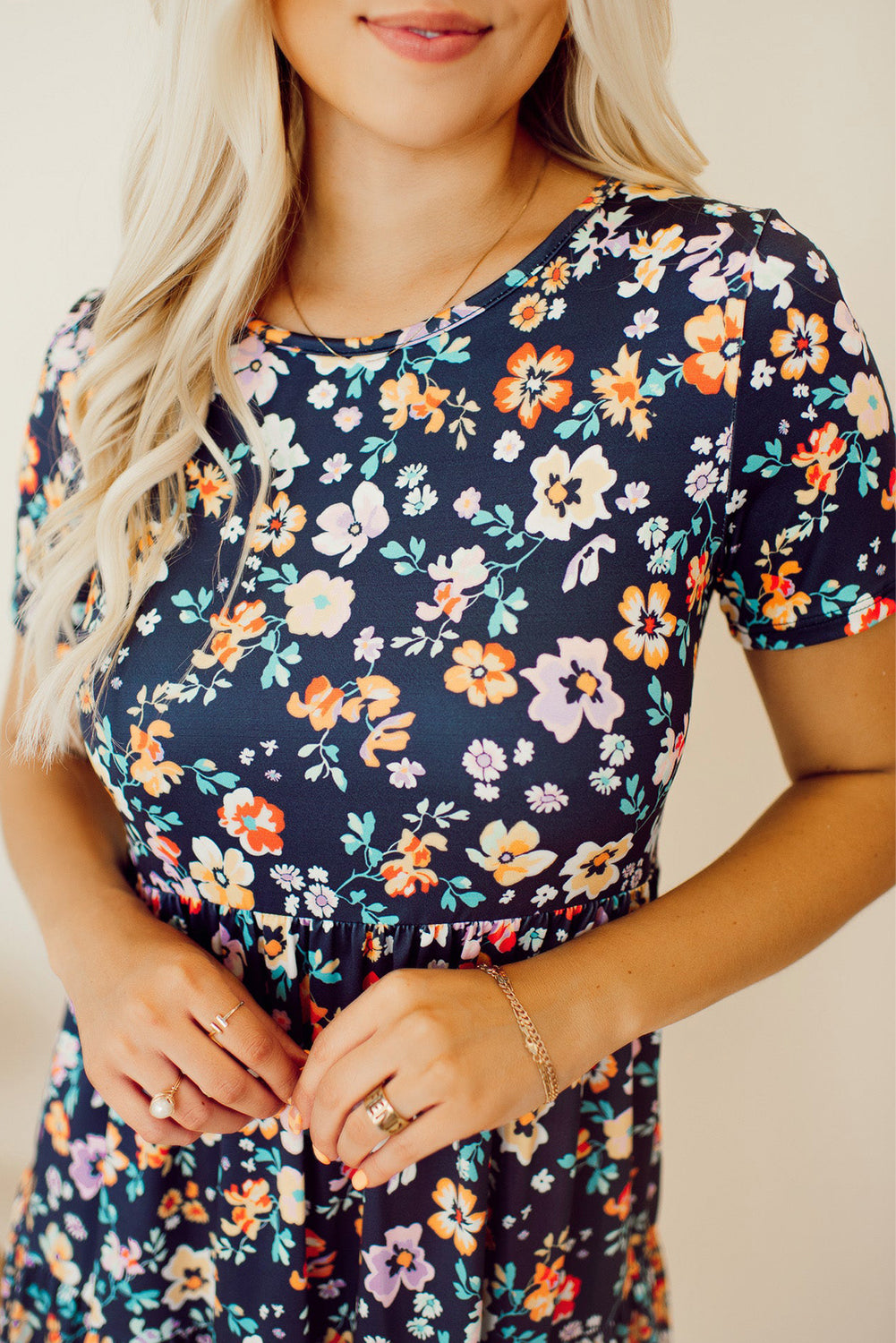 Vestido azul de manga corta con estampado floral