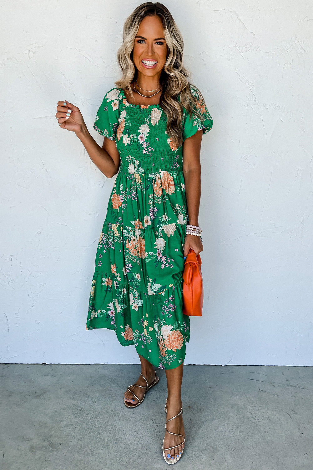 Vestido midi con estampado floral y manga de burbuja fruncido con gradas verde