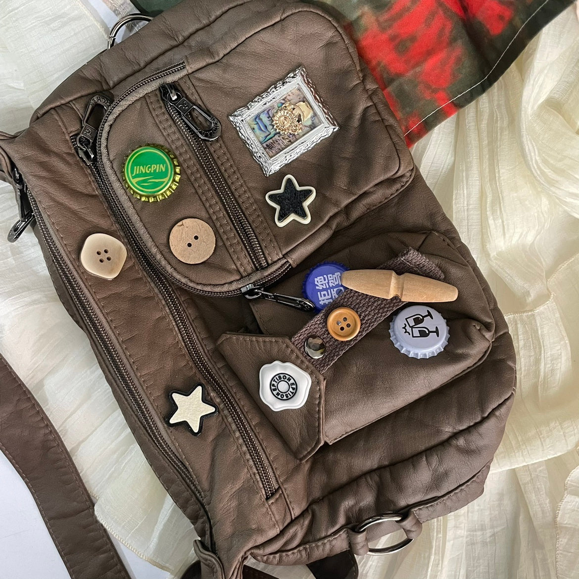 Sac à bandoulière vintage avec bouchon de bouteille et patch messager en détresse