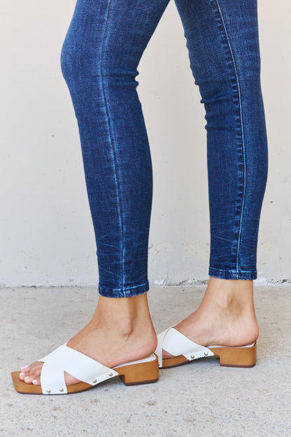 Zuecos blancos con diseño cruzado de madera Step Into Summer de Weeboo