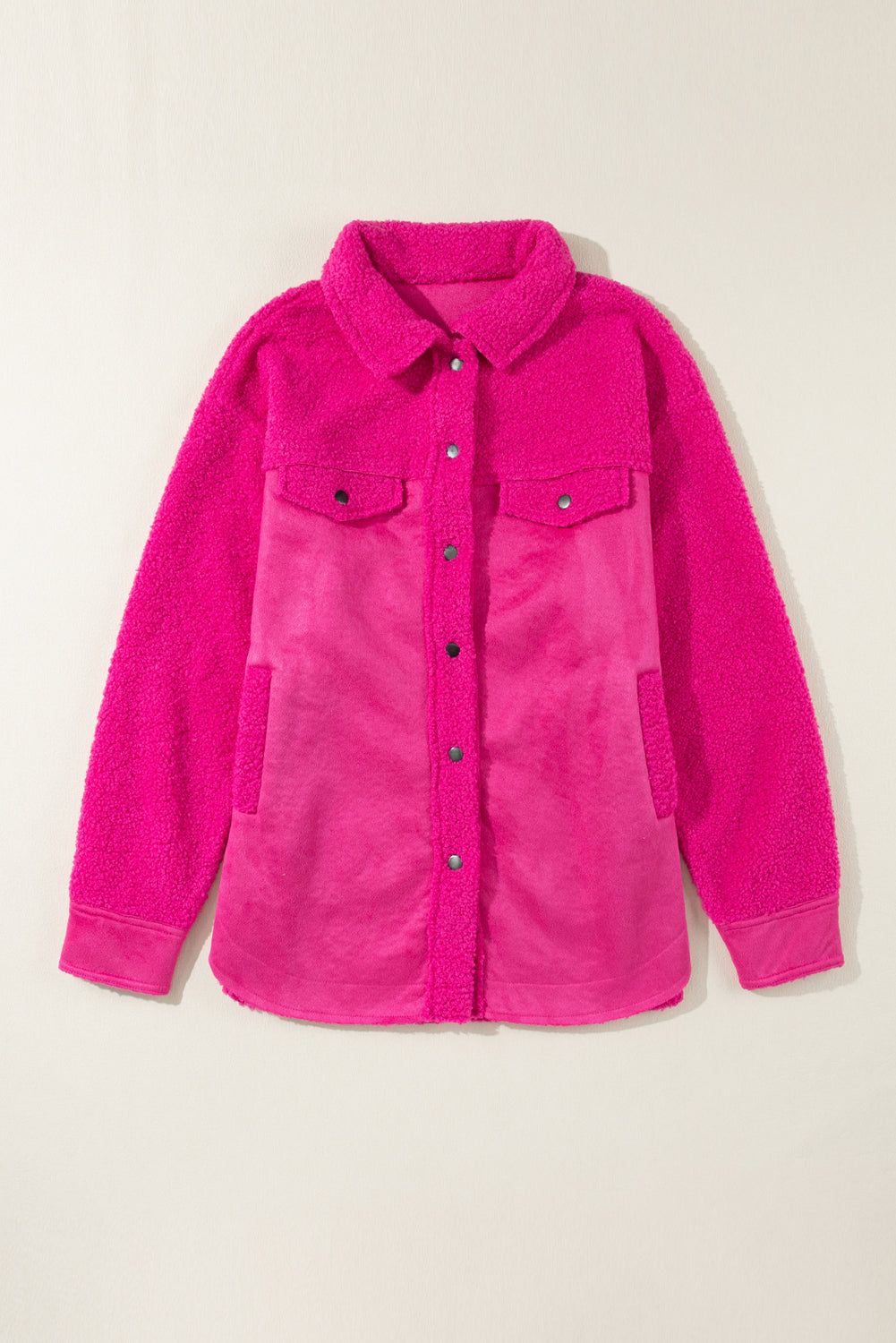 Chaqueta con botones y patchwork de sherpa de ante sintético en rosa brillante