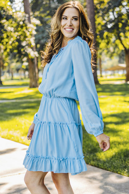 Vestido con mangas abullonadas y cuello anudado con volantes