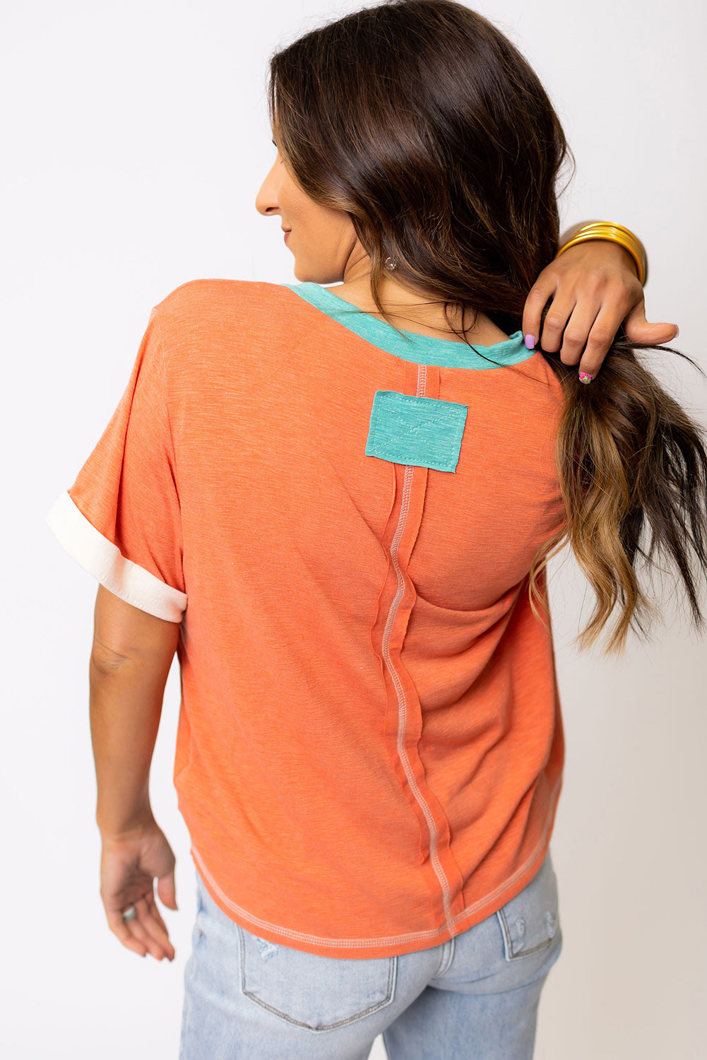 Camiseta con cuello en V y costuras expuestas con ribete en contraste en naranja pomelo