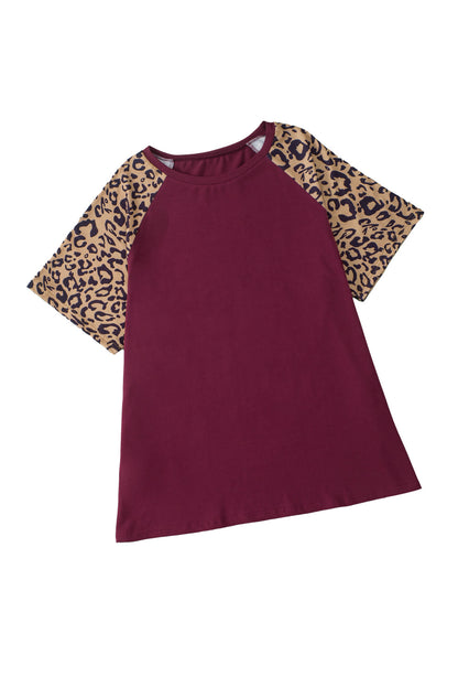 Camiseta de talla grande con manga raglán y leopardo en contraste burdeos