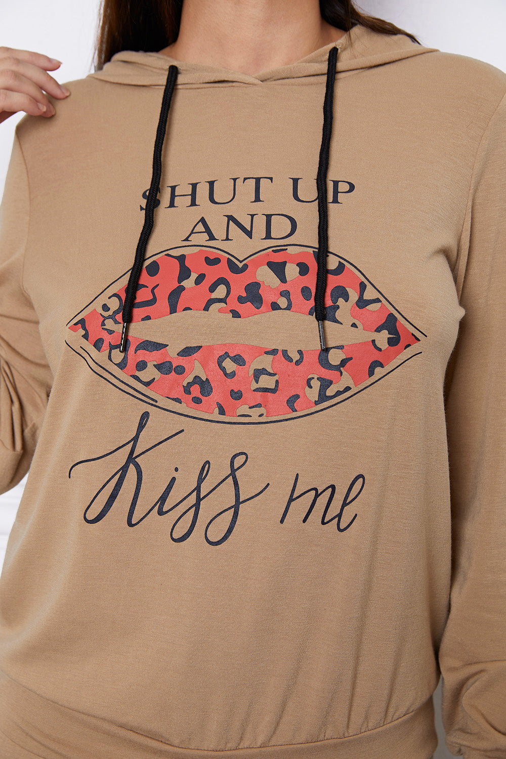 SHUT UP AND KISS ME Conjunto de pantalón con cordón y top con capucha y estampado de labios