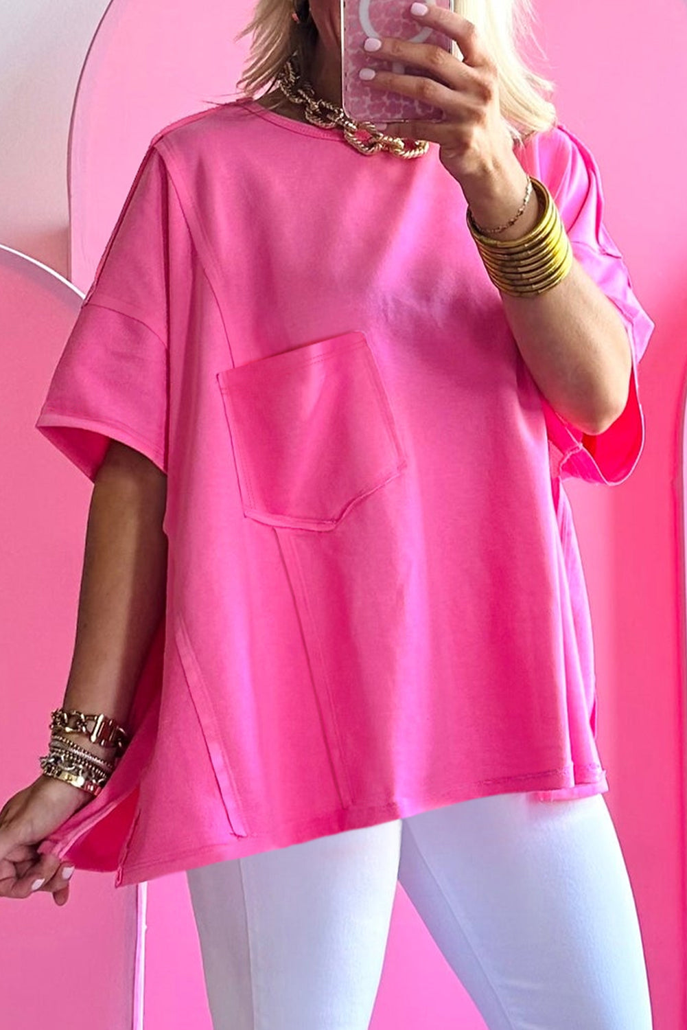 Camiseta extragrande con costura expuesta y bolsillo parcheado en rosa brillante