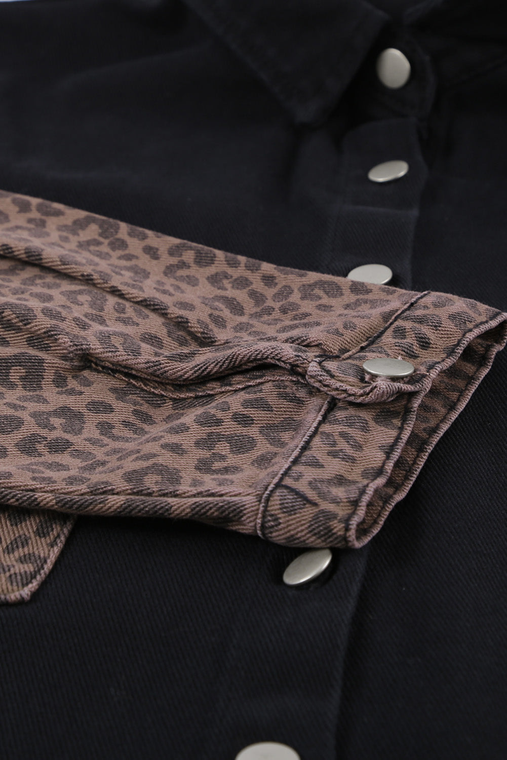 Chaqueta vaquera de leopardo en contraste negra