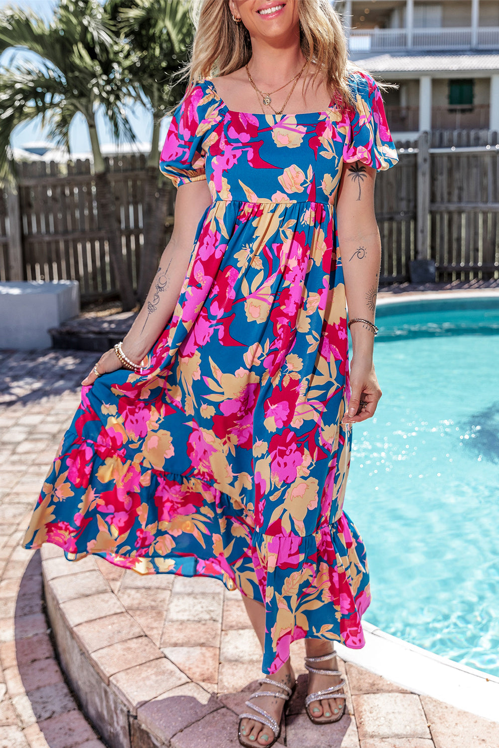 Vestido floral con volantes y manga de burbuja con cuello cuadrado azul oscuro