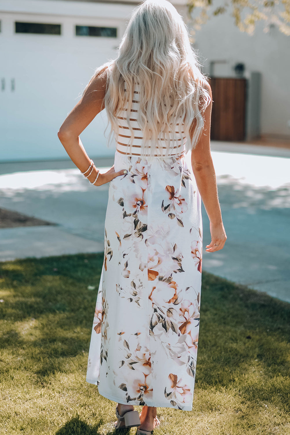 Robe longue blanche sans manches à imprimé floral et à rayures avec poche