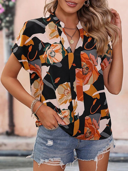 Blusa estampada de manga corta con muescas