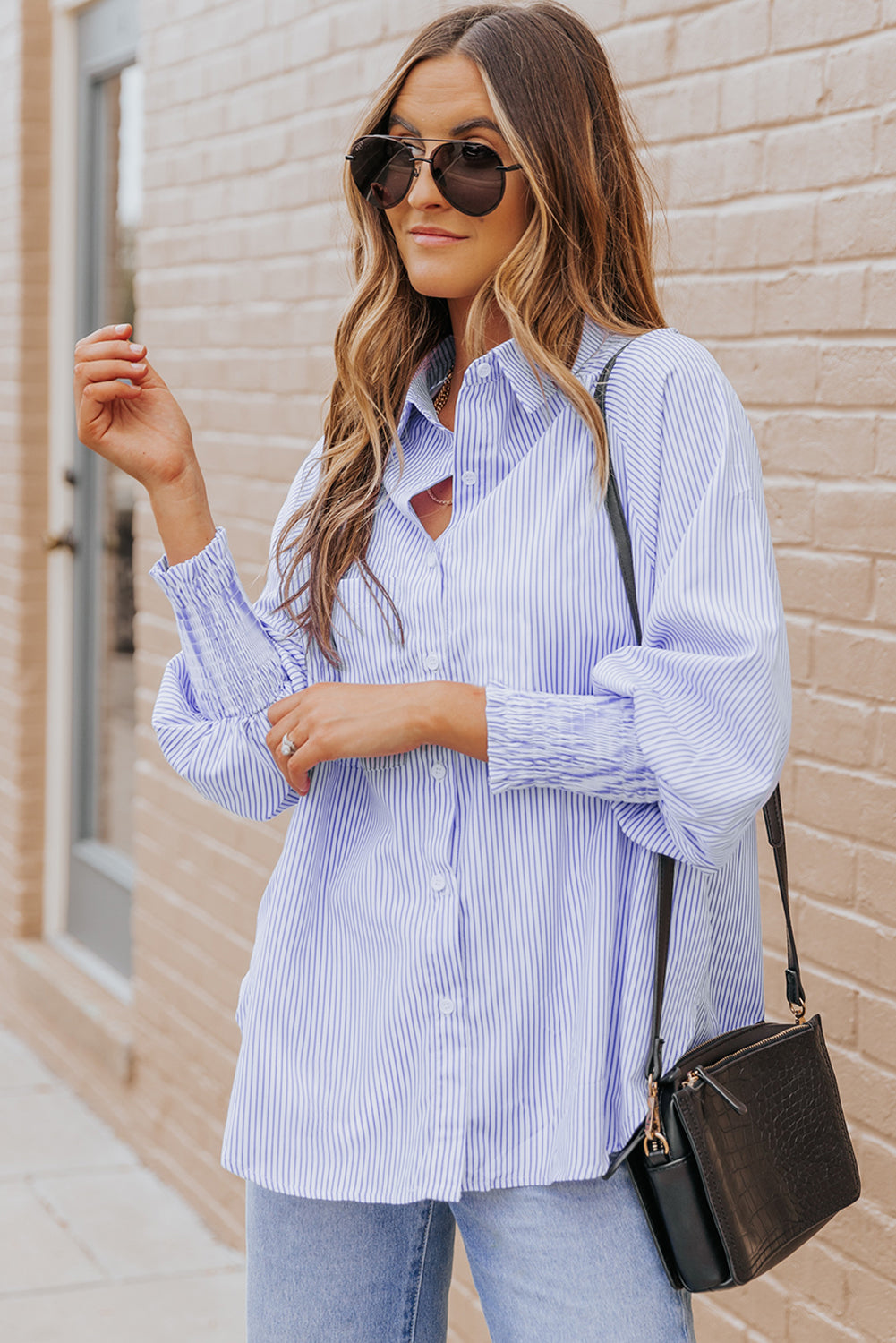 Chemise boyfriend rayée à revers smockés bleu ciel avec poche