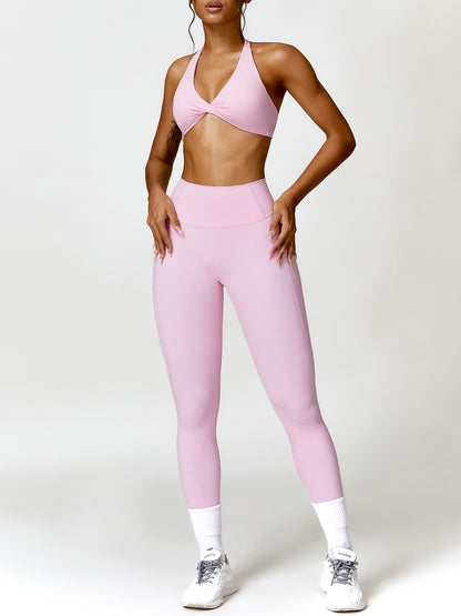 Conjunto activo de sujetador con cuello halter retorcido y leggings de cintura alta