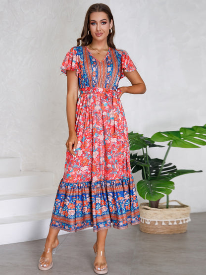 Robe imprimée nouée à manches courtes et col en V