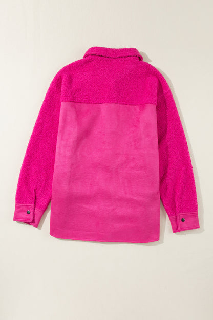 Chaqueta con botones y patchwork de sherpa de ante sintético en rosa brillante