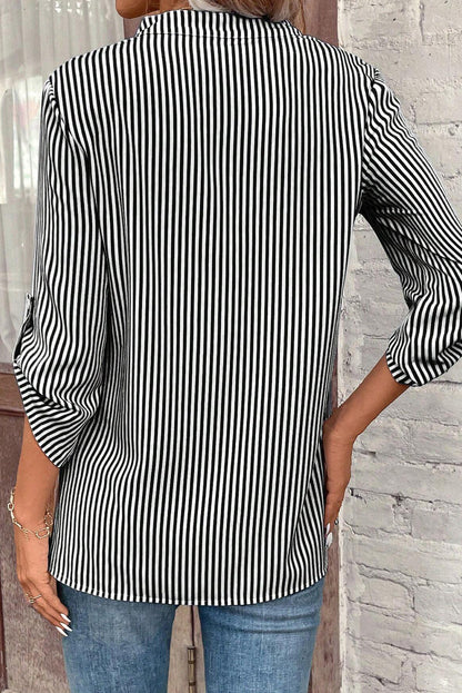 Blusa con manga con lengüeta y bolsillo en el pecho con cuello en V y estampado de rayas negra