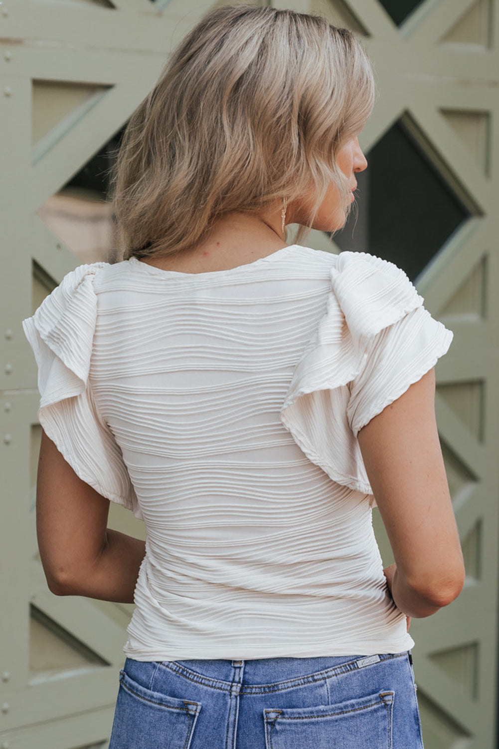 Blusa casual blanca con mangas con volantes y textura ondulada