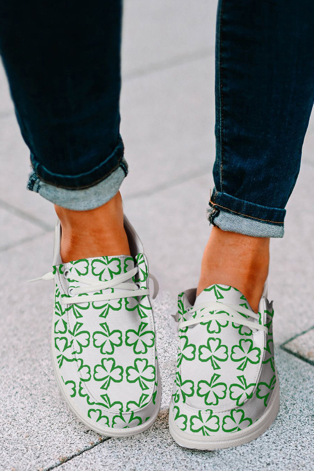 Chaussures à enfiler blanches avec trèfle contrasté de couleur du jour de la Saint-Patrick