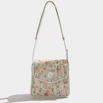 Niche texturée, le sac messager à fleurs populaire de cette année