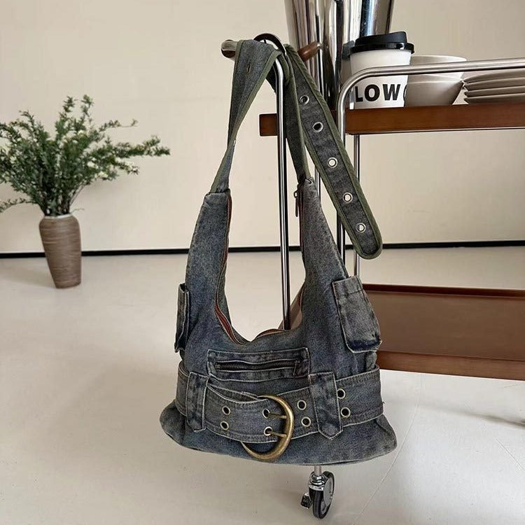 Sac à bandoulière en denim délavé vintage au design d'intérêt spécial