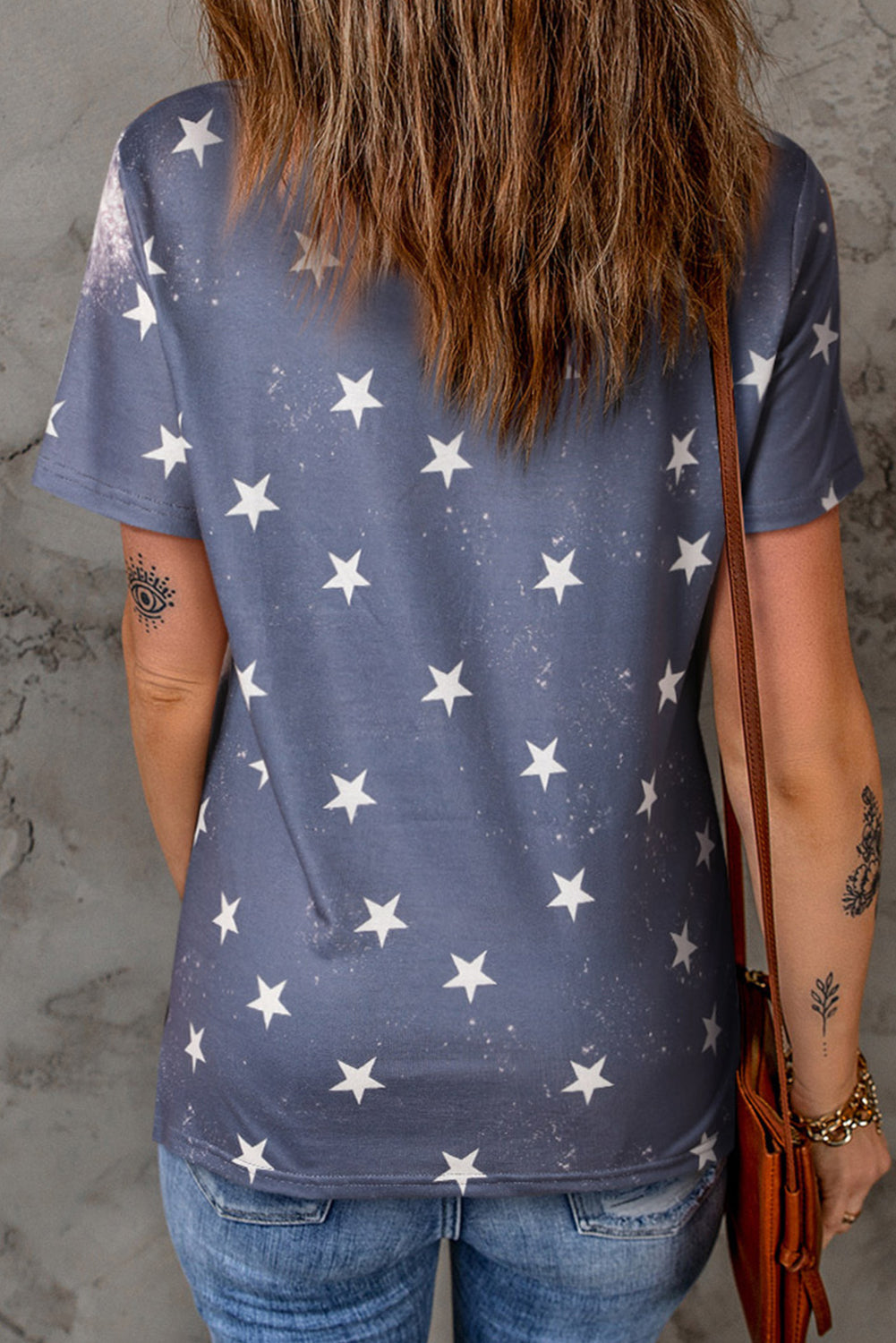 Camiseta azul con cuello redondo y estampado de estrellas de EE. UU.