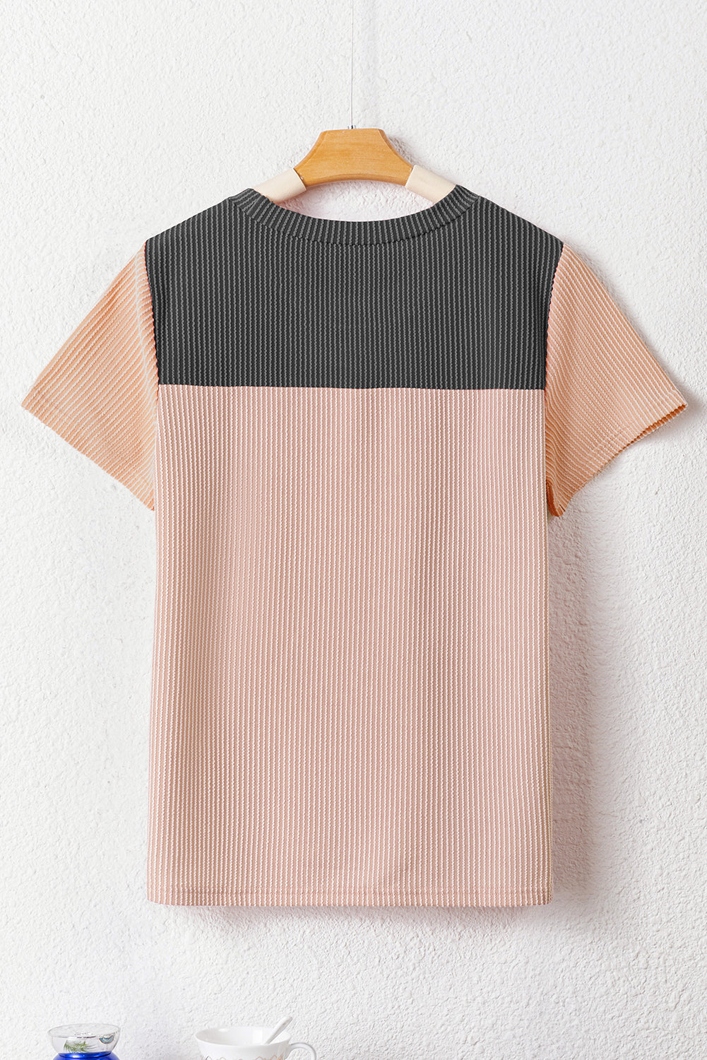 Camiseta color block con textura de canalé negra