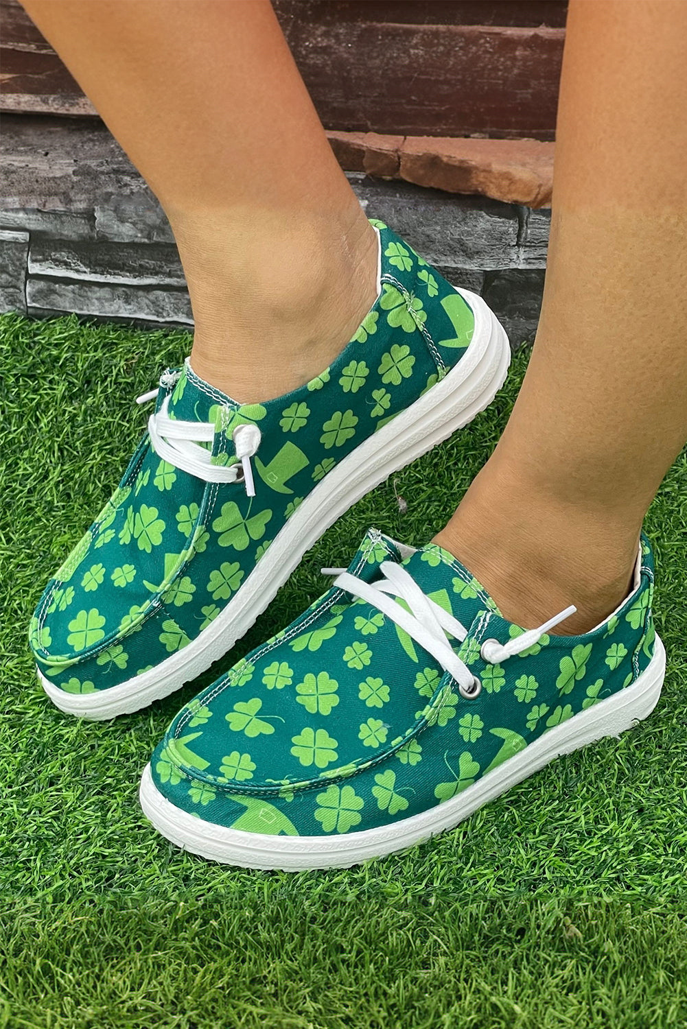 Zapatos de lona sin cordones cruzados con estampado de trébol verde negruzco