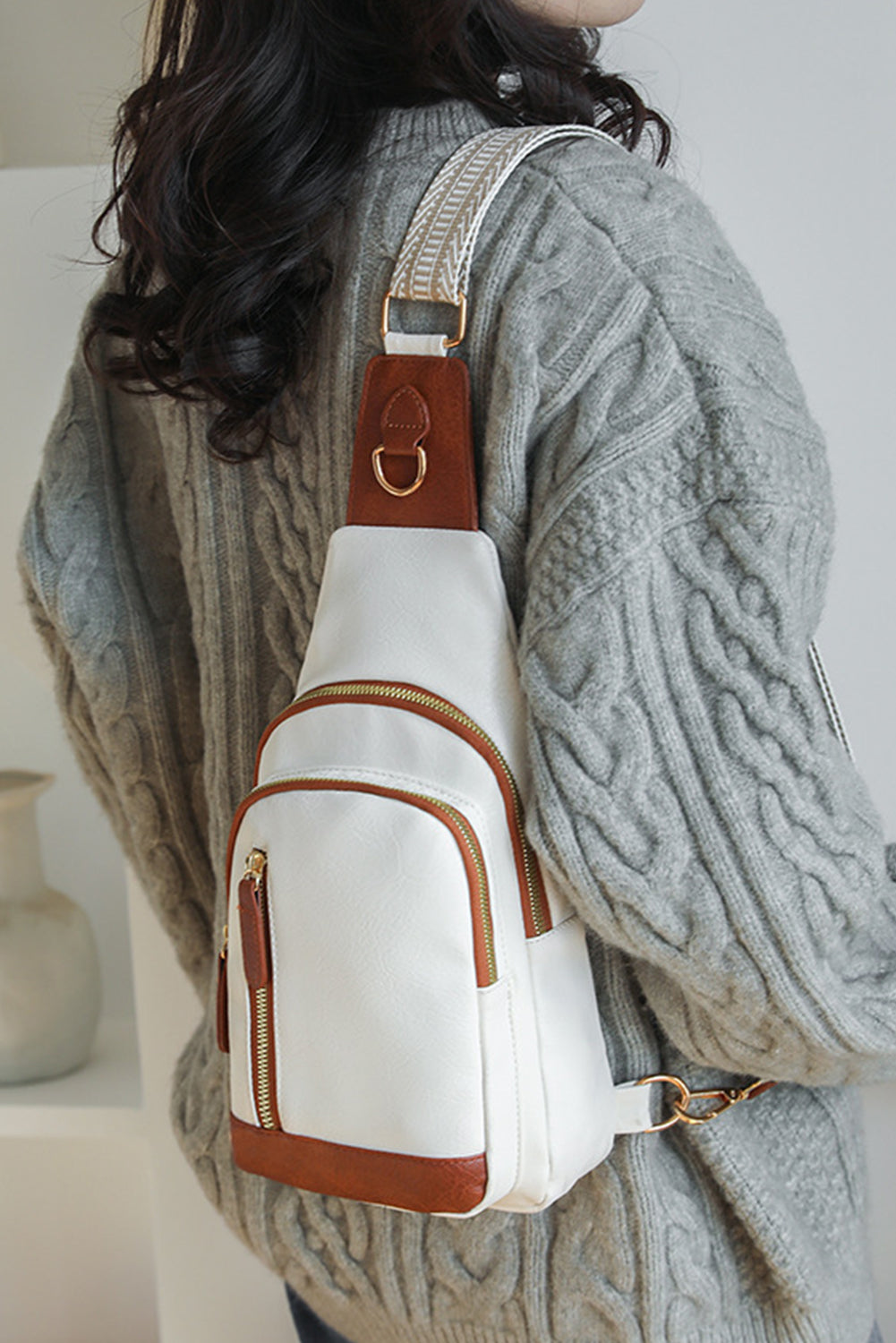 Sac à bandoulière zippé en cuir PU contraste vintage blanc