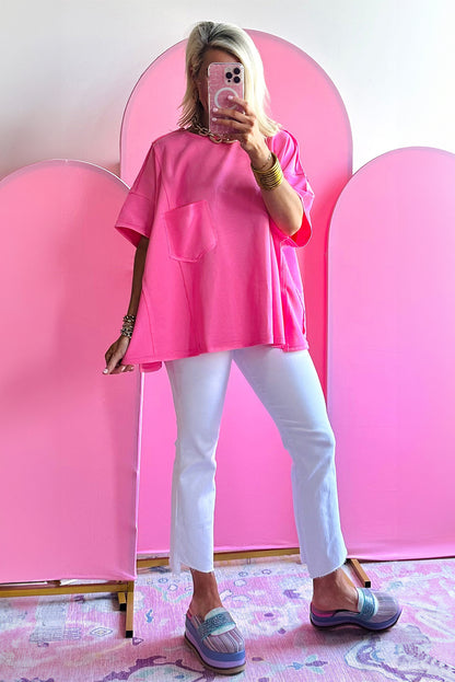 Camiseta extragrande con costura expuesta y bolsillo parcheado en rosa brillante