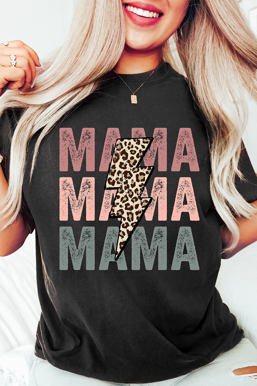 Camiseta gráfica con estampado de letras MAMA y relámpago de leopardo negro