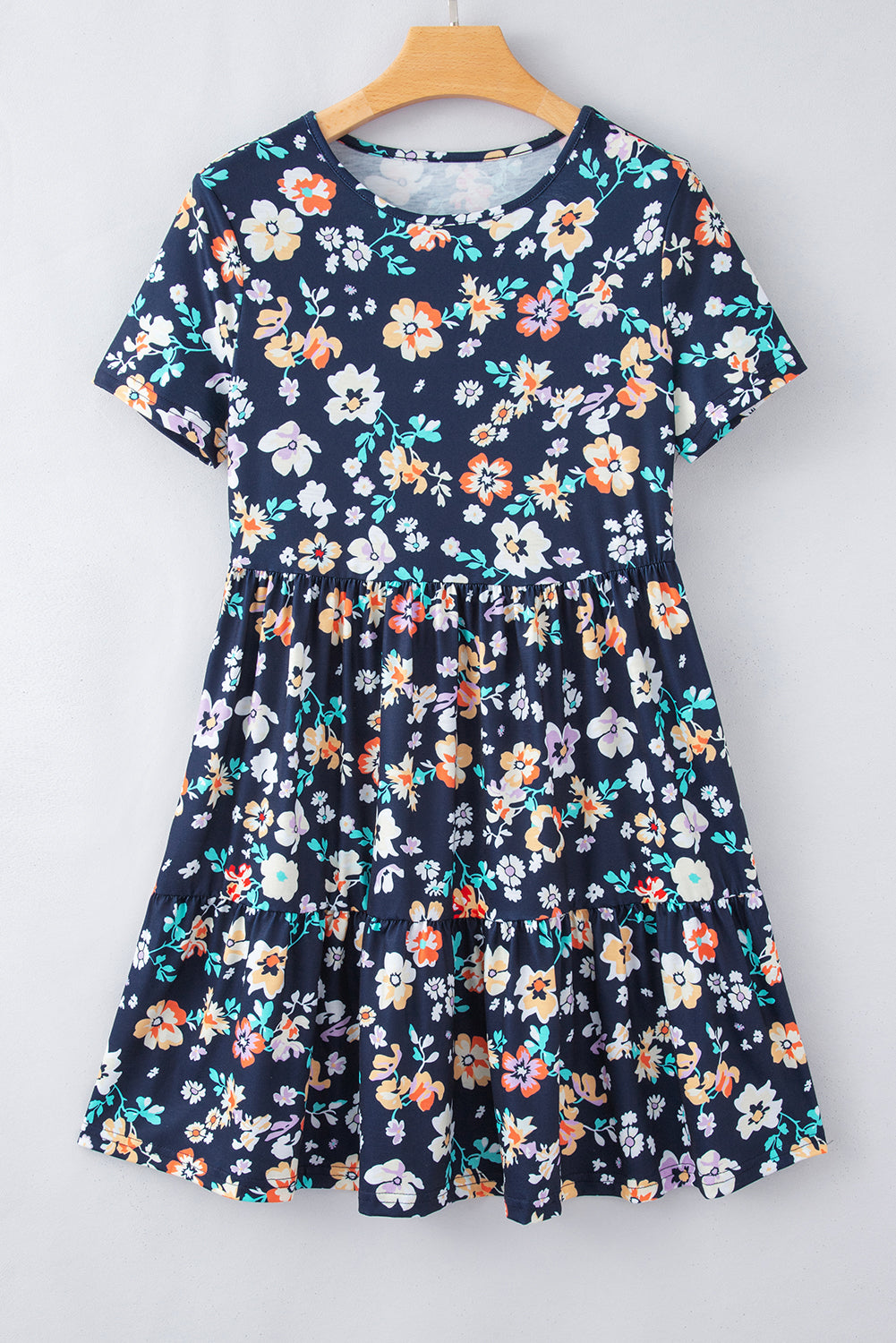 Vestido azul de manga corta con estampado floral