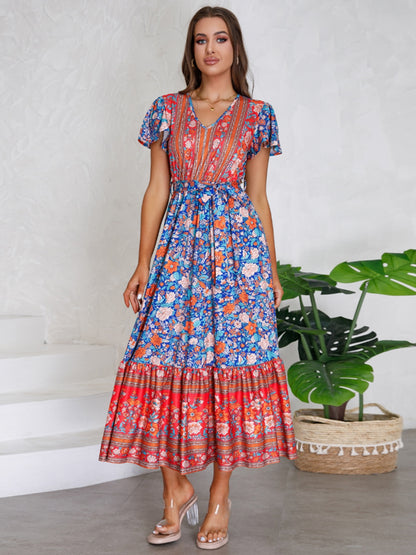 Robe imprimée nouée à manches courtes et col en V