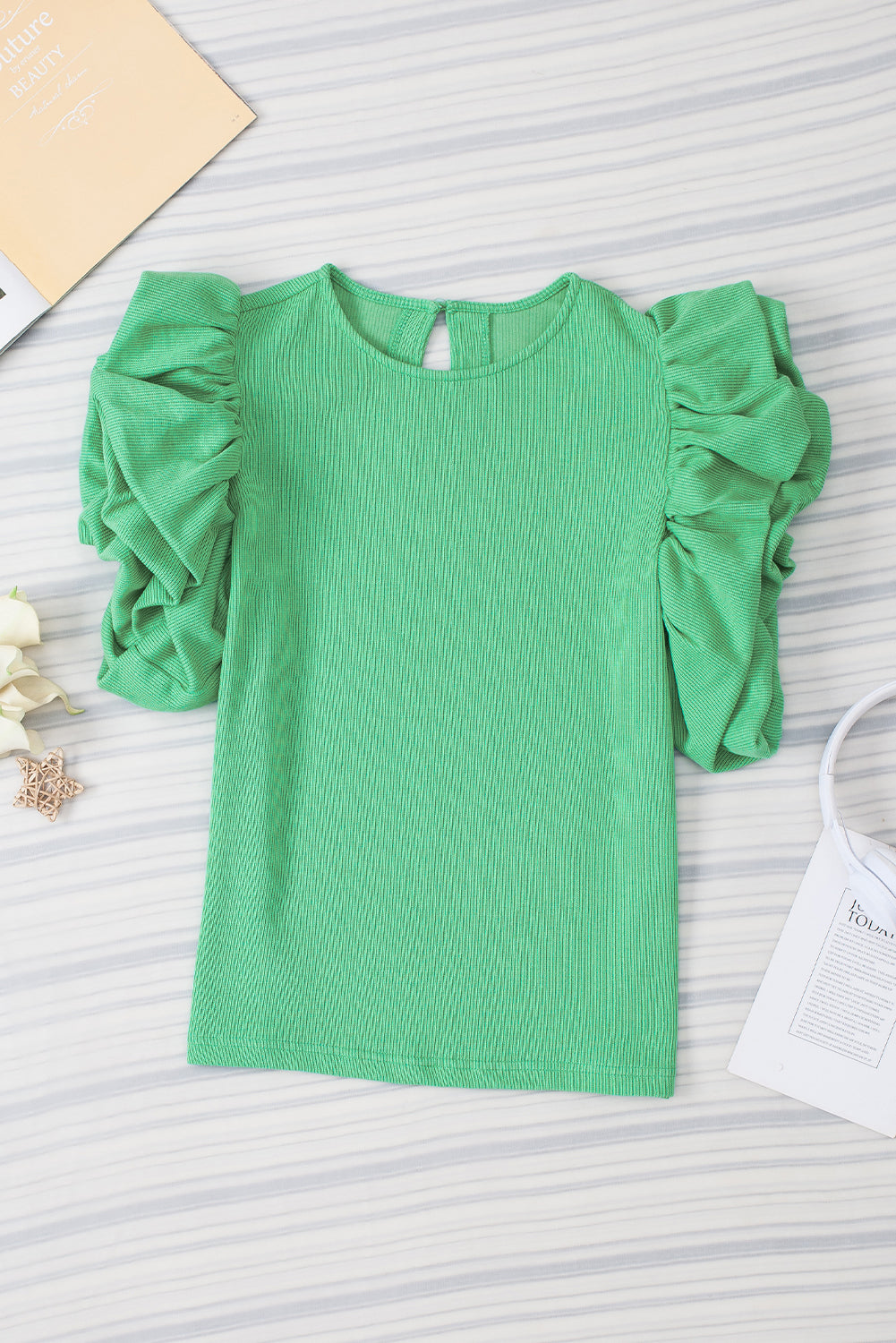 Blusa de punto acanalado con mangas abullonadas y volantes verde