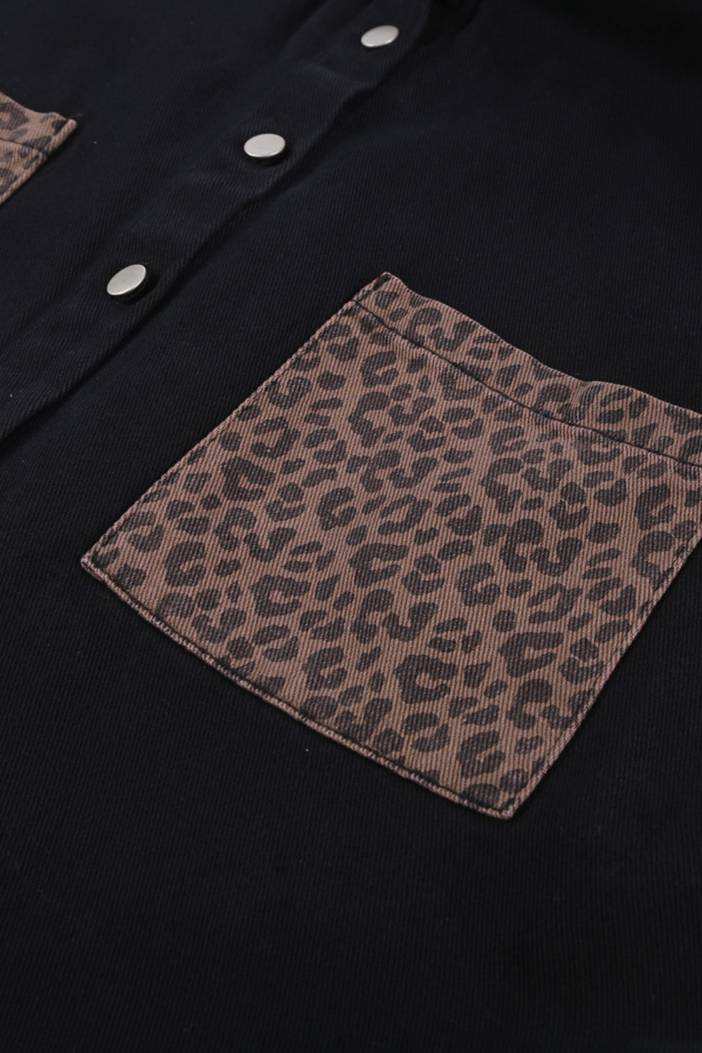 Chaqueta vaquera de leopardo en contraste negra