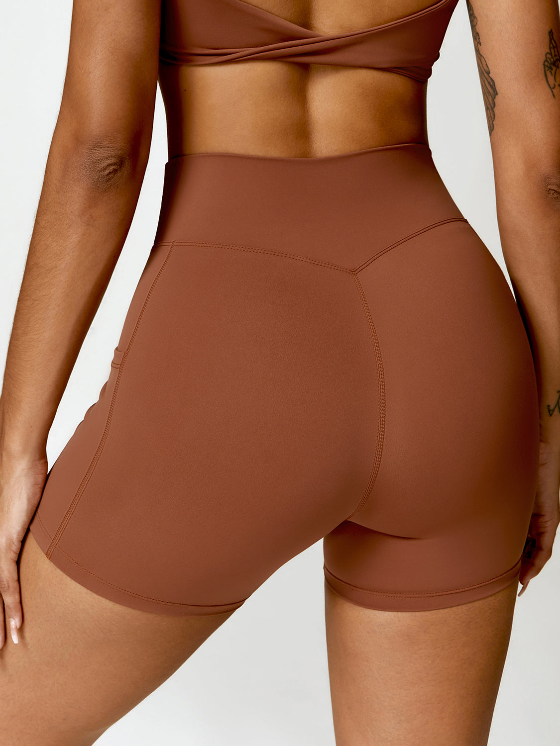 Short actif torsadé taille haute avec poches