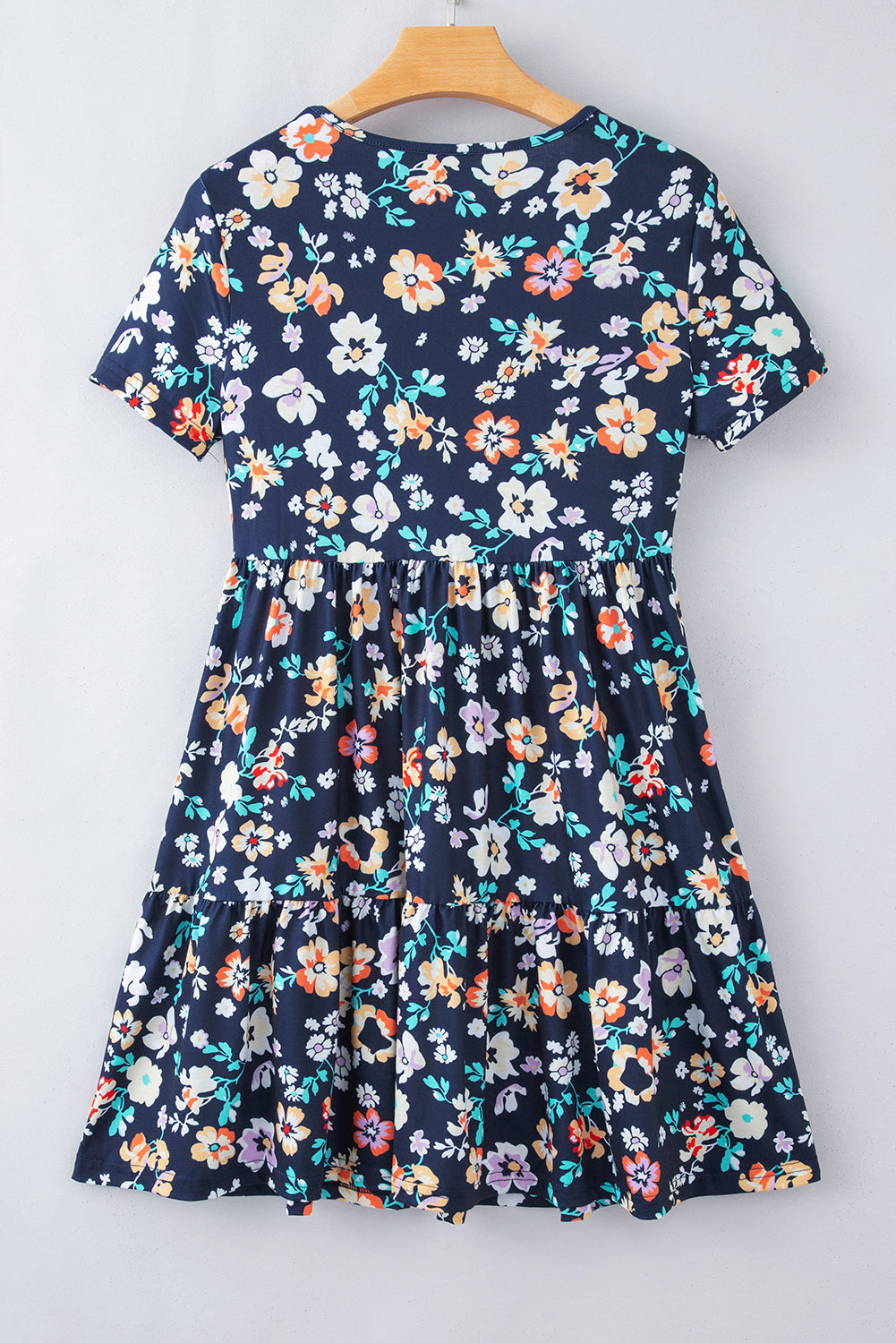 Vestido azul de manga corta con estampado floral