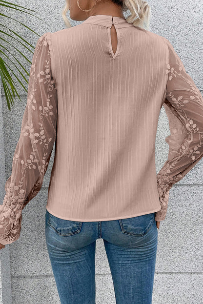 Blouse blanche à col montant et manches en dentelle contrastée texturée