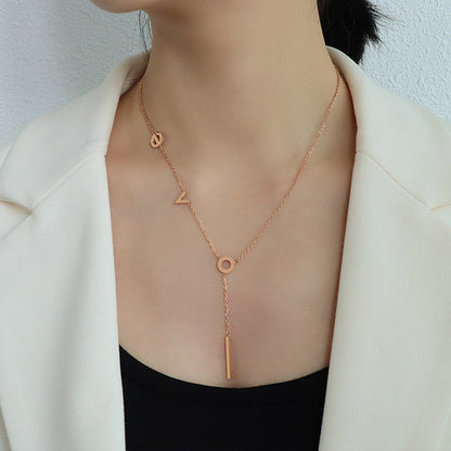 Collier lettre en acier titane